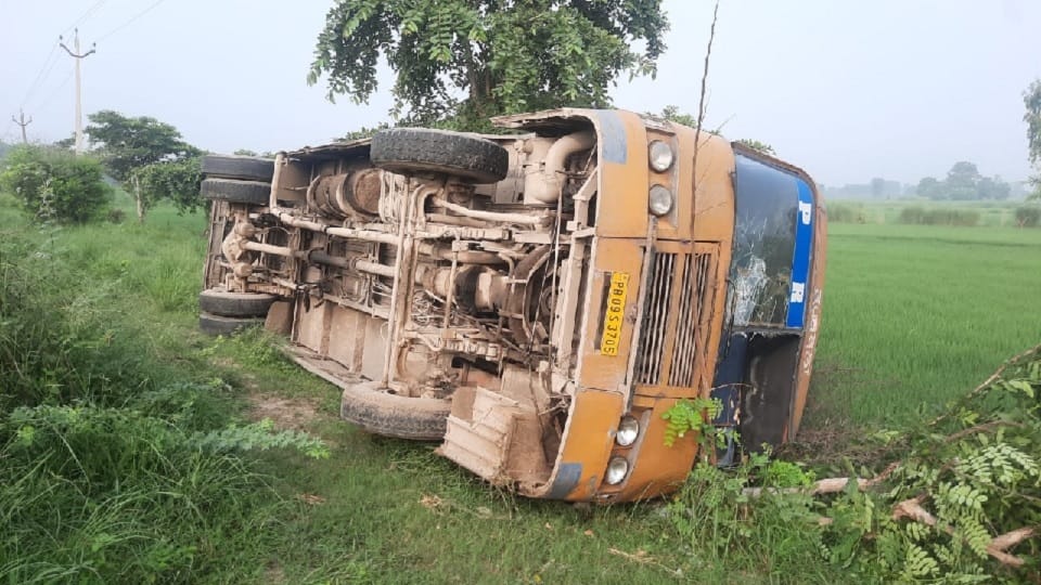 Bus going to Tanda in Punjab overturned in Subhanpur, many passengers injured