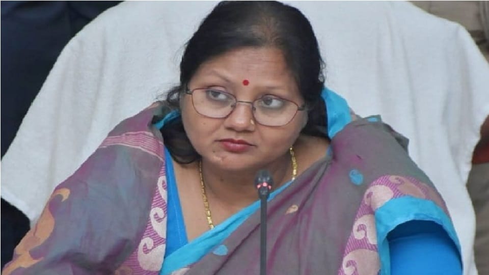 Minister of State for Rural Development vijay laxmi gautam s convoy attacked in Deoria