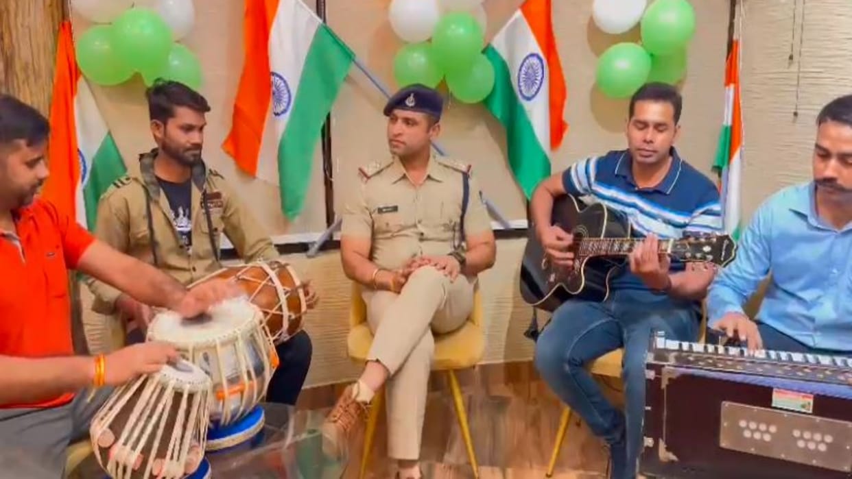 Independence Day 2023 Station in-charge sang a patriotic song with colleagues in Rewa