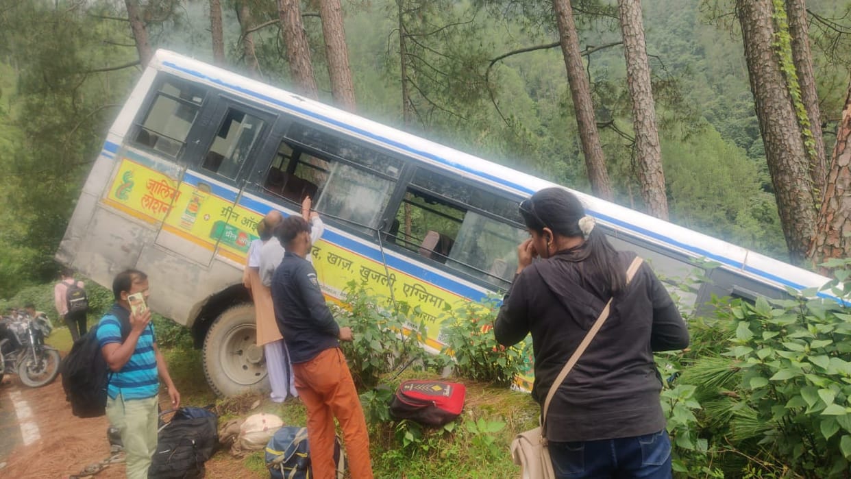 Uttarakhand Accident News: Roadways bus full of 21 passengers got stuck on ree in a ditch in Uttarkashi