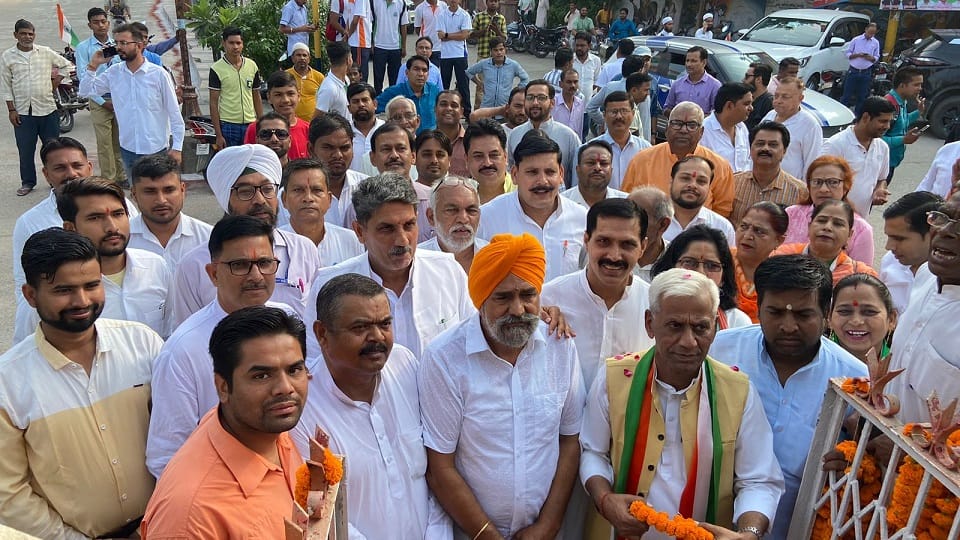Amroha: National anthem echoed on Gandhi statue, people said: Maa Tujhe Pranam, MLC hoisted the flag