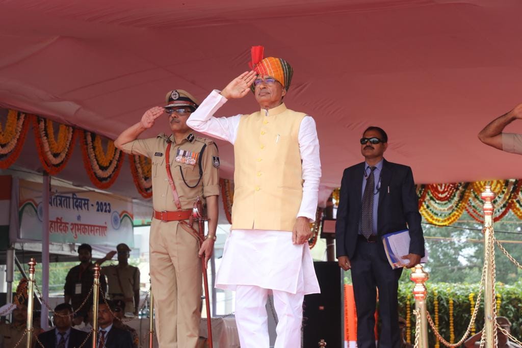 MP News: CM Shivraj hoisted the flag in Bhopal, said – Chief Minister Jan Awas Yojana will be made, count the