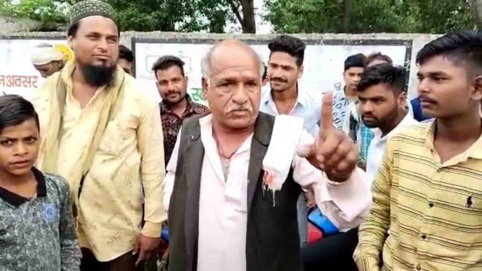 मामले की जानकारी देते सरपंच बारेलाल।