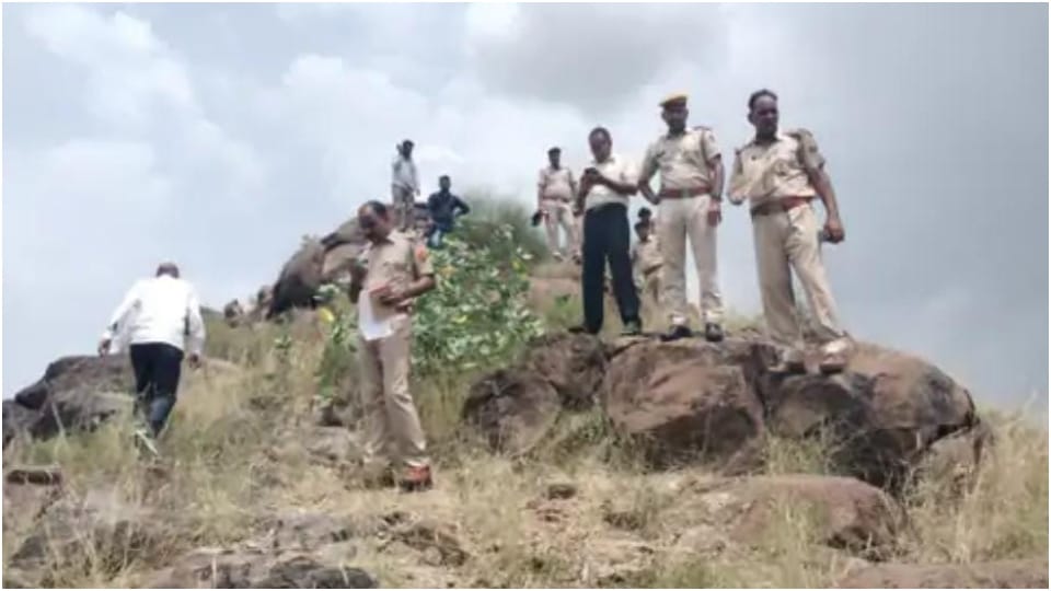 Neemkathana police surrounded scumbag on hill and committed suicide by shooting