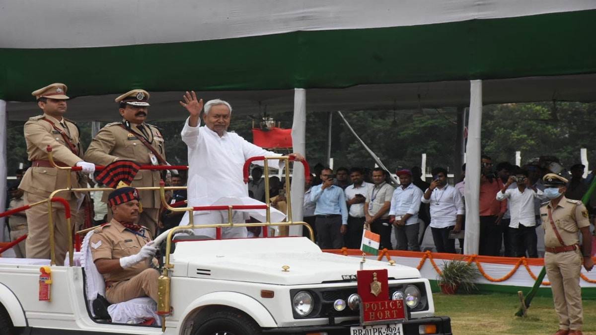 Independence Day Celebrations: Nitish Kumar hoisted Flag at Gandhi Maidan, Saharsa, Bihar News, teacher