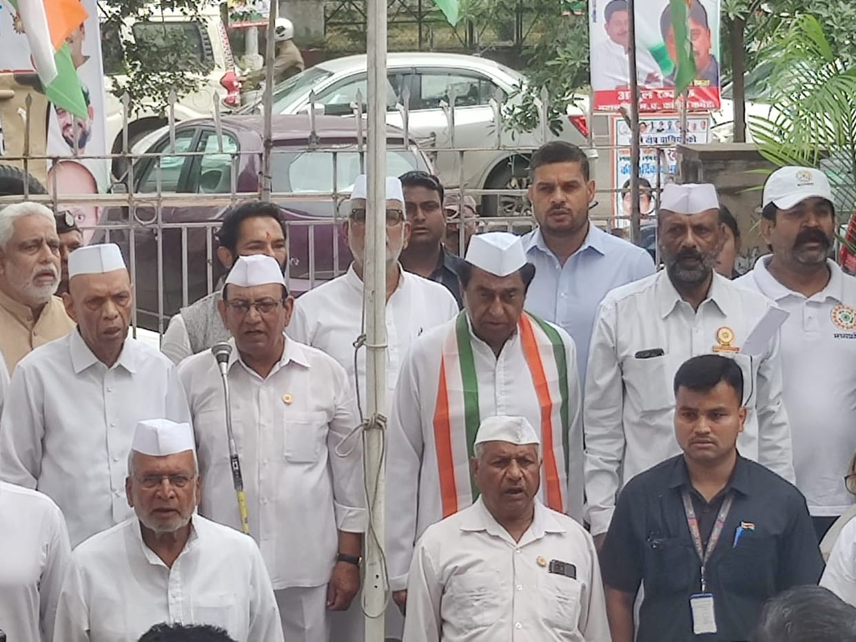 MP News: Kamal Nath hoisted the flag at PCC headquarters, read the message and said take a pledge for the prog