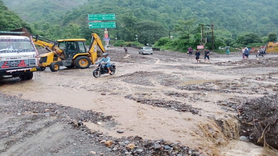 Dehradun Rainfall 50 meter approach road of Jakhan bridge, connection of Thano-Bhogpur cut off