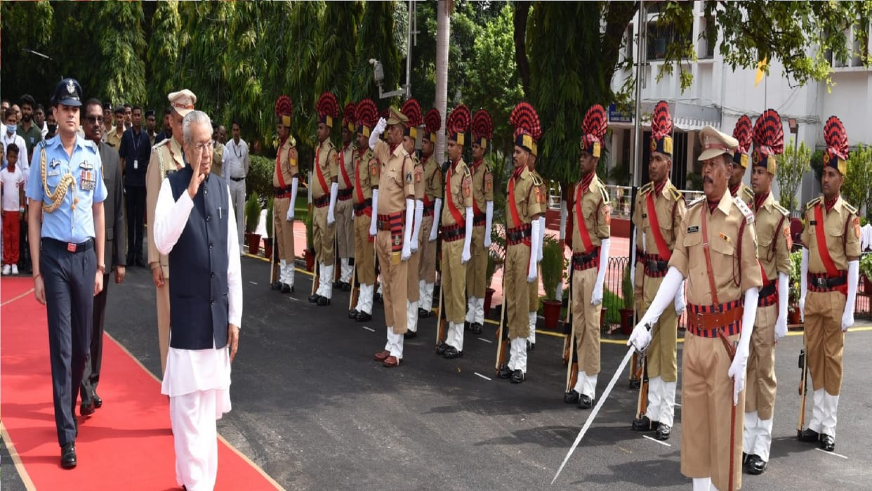 Governor Harichandan hoisted the flag at Raj Bhavan in Raipur