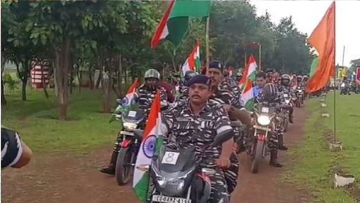 CRPF takes out tricolor bike rally in Raipur, Jawans dance to patriotic songs in Marine Drive
