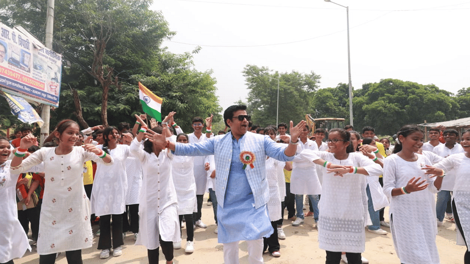 Independence Day 2023 MP Ravi Kishan danced with childrenColor of patriotism in Gorakhpur