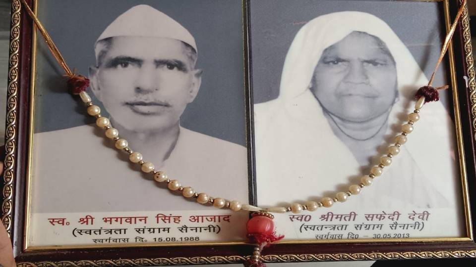 People bowed down to freedom fighter Bhagwan Singh of Agra on Independence Day