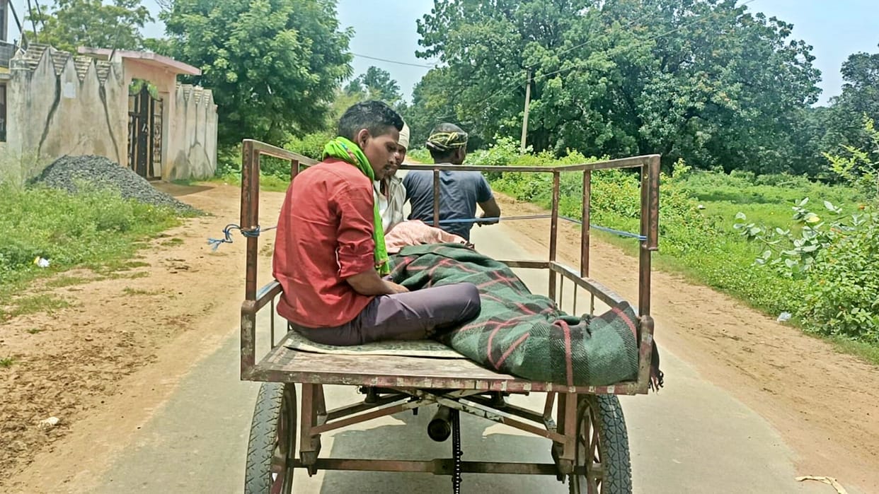 Due to non-availability of an ambulance body of woman had to be taken in a rickshaw in Shahdol