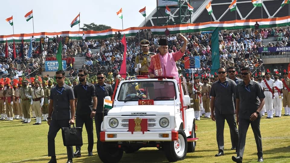Independence Day 2023: lg Manoj Sinha hoist the National Flag at Bakshi Stadium Srinagar