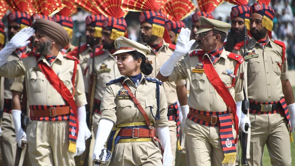 Independence Day 2023: lg Manoj Sinha hoist the National Flag at Bakshi Stadium Srinagar