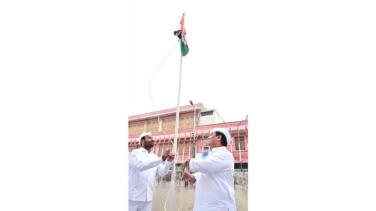 State President Govind Singh Dotasara hoisted national flag at Rajasthan Congress office