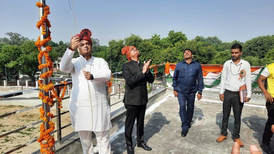 Basic Education Minister Sandeep Singh hoisted the flag in Aligarh