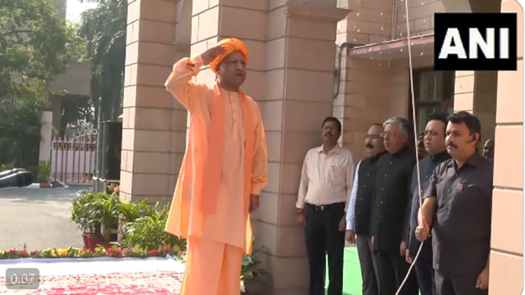 Up Cm Yogi Adityanath Hoisted Tiranga At His Residence In Lucknow On ...
