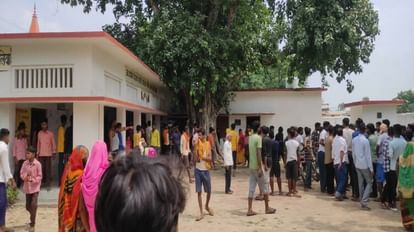 School teachers brutally beat up students in Ballia angry villagers protest for action