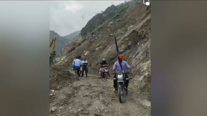 Badrinath Highway: भनेरपाणी में तीन दिन बाद दोपहिया वाहनों के लिए खुला हाईवे, अभी भी जगह-जगह फंसे 500 यात्री Badrinath Highway opened for two wheelers after three days in Bhanerpani 500 pilgrims still stranded