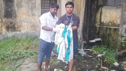 Bihar News: बेतिया में जन्म के बाद नवजात बच्ची को मां-बाप ने झाड़ियों ने फेंका, इमरजेंसी वार्ड में इलाज जारी Bihar News After birth in Bettiah the parents threw the newborn girl into the bushes