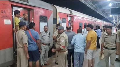 Passengers create ruckus on Sampark Kranti Express in Agra after TTE misbehaves