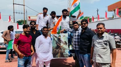 Gadar 2:'गदर 2' देखने ट्रैक्टर और ढोल नगाड़ों के साथ सिनेमाघर पहुंचे युवा, अनोखा तरीका देख हैरान हुए लोग