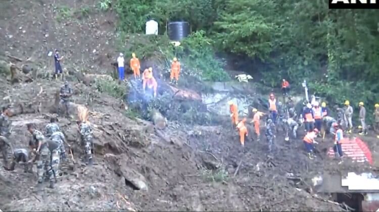 Shimla Landslide: समरहिल में मलबे से निकाले गए 14 शव, SDM बोले- अभी और बॉडी होने की आशंका, तलाशी अभियान जारी