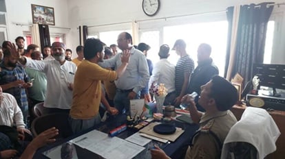 Mussoorie News Tourists and local people fight over vehicles uproar in Kotwali