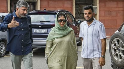 Article 370: महबूबा मुफ्ती बोलीं- बहुसंख्यकवाद के आधार पर नहीं चलाया जा सकता देश, भगवान राम का भी किया जिक्र Mehbooba Mufti reached Supreme Court said happy about the hearing on Article 370