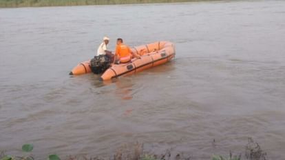 Motihari News: सेल्फी लेने के दौरान दो किशोरियां बूढ़ी गंडक नदी में डूबी, NDRF की टीम तलाश में जुटी Motihari News Two teenage girls drowned in old Gandak river while taking selfie