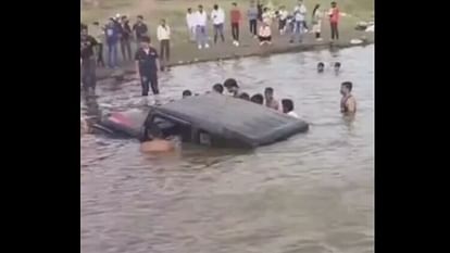 Youth doing stunts near Choral Dam near Indore, car drowned in river