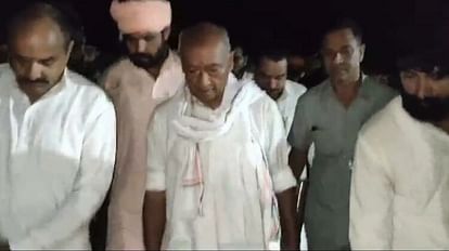 MP News: दिग्विजय ने नंगे पैर की बरखेड़ी धाम की 18 किमी की परिक्रमा, गुर्जर वोटों को साधा MP News: Digvijay circumambulates 18 km of Barkhedi Dham barefoot, woos Gujjar votes