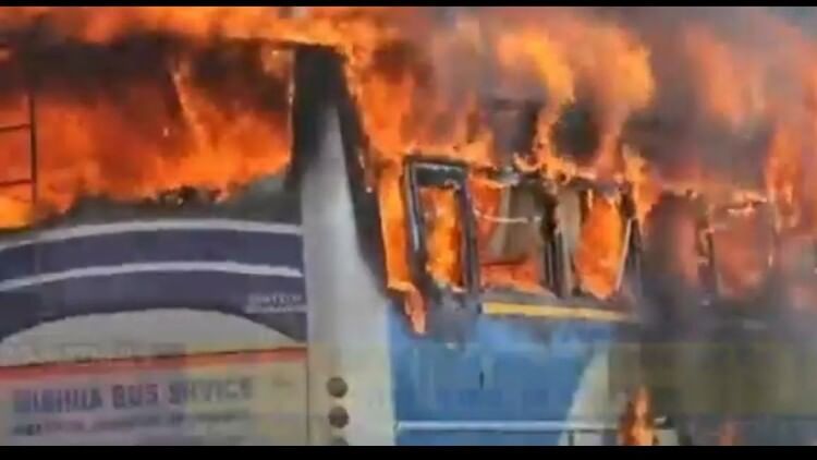 MP News: Fierce fire broke out in a bus full of visitors coming to Rewa