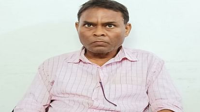 Lekhpal arrested red handed taking bribe in varanasi who asked for RS 10 thousand for  land