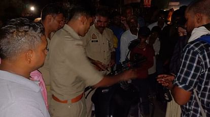 young man misbehaved with girl riding scooty on samne ghat varanasi