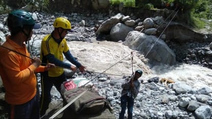 Uttarakhand Weather 293 Tourist Rescue after stranded on Gondar Madmaheshwar pedestrian route for two days