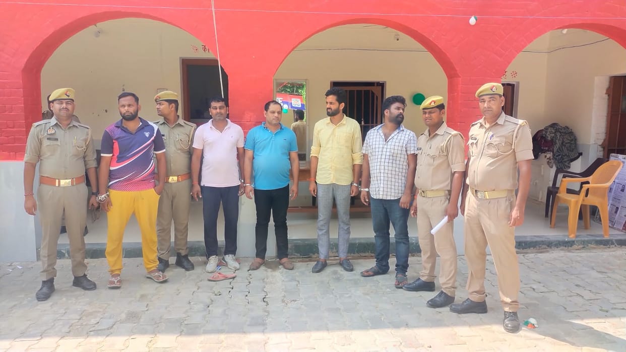 Fake SOG team busted in Azamgarh police  arrested five people they used to extort passers by