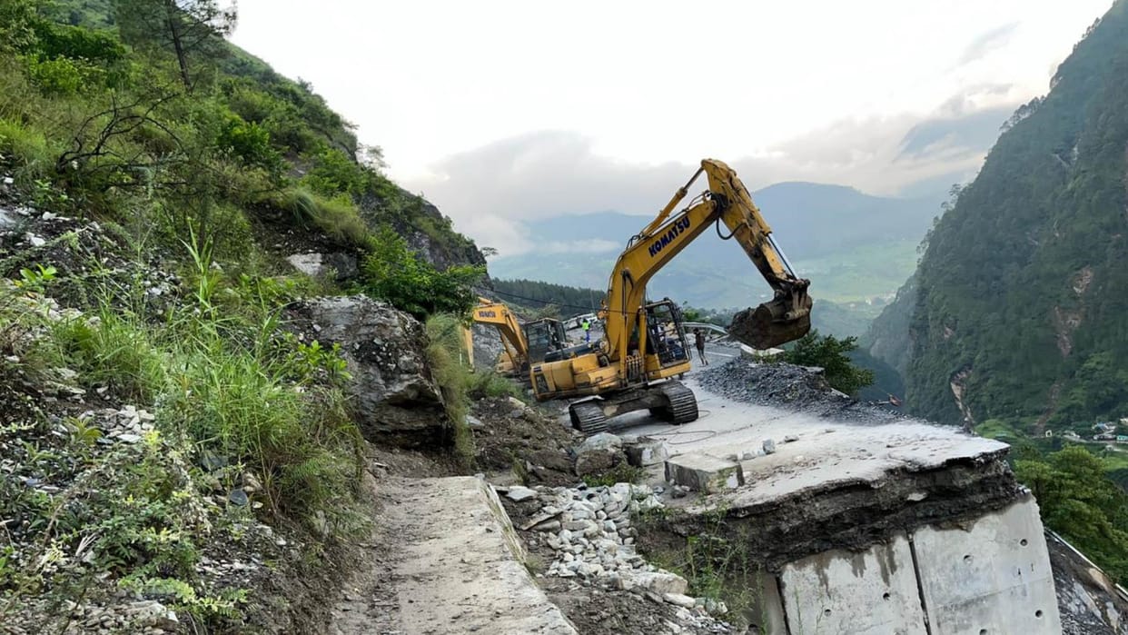 Badrinath Highway collapsed in Bhanerpani passengers going to Hemkund Sahib Valley of Flowers face trouble
