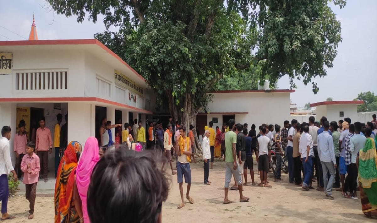 School teachers brutally beat up students in Ballia angry villagers protest for action