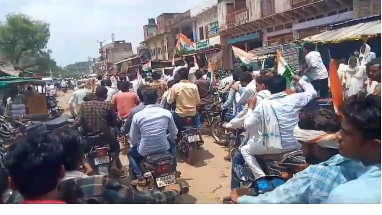 Karauli BJP takes out Tiranga Yatra complaint submitted to local police station for tearing tricolor poster