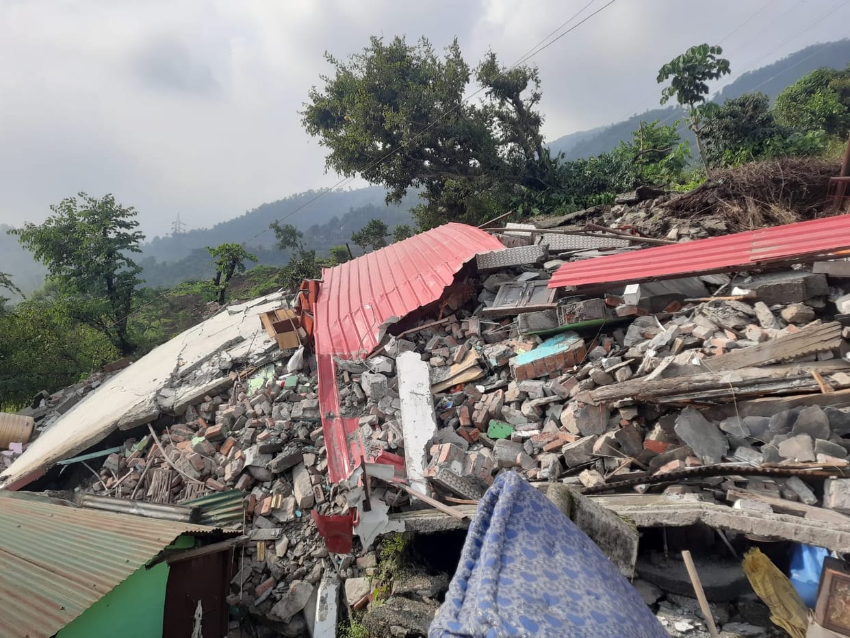 Dehradun news Many houses Collapsed Due to heavy landslide in Jakhan village Vikas Nagar