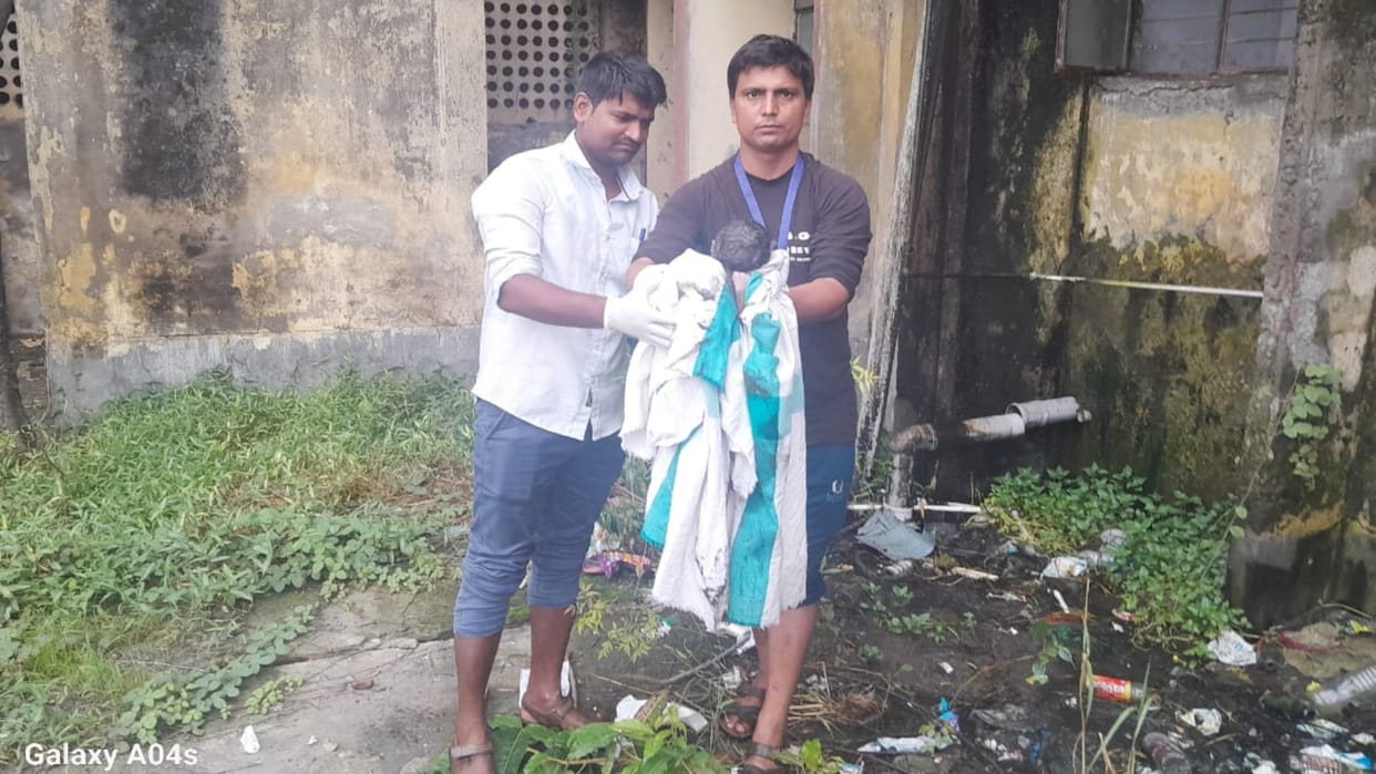 Bihar News After birth in Bettiah the parents threw the newborn girl into the bushes
