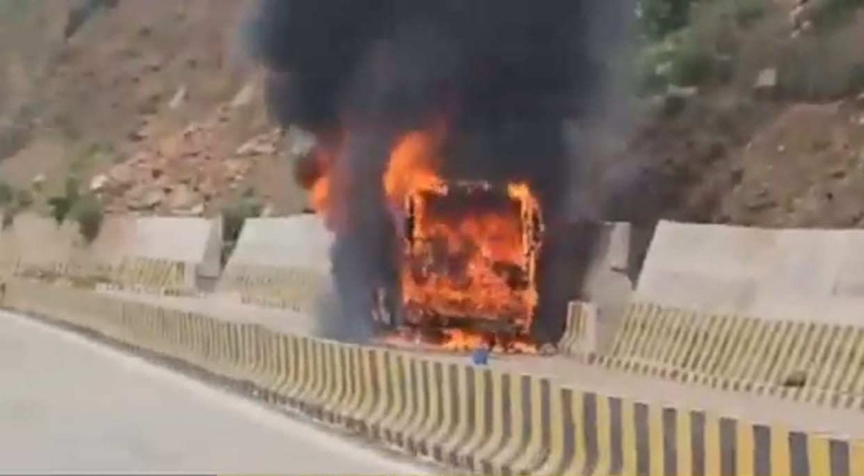 MP News: Fierce fire broke out in a bus full of visitors coming to Rewa