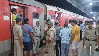 झांसी : संपर्क क्रांति एक्सप्रेस के एसी कोच में शराबी ने वैज्ञानिक और उनकी पत्नी पर किया पेशाब, हो गया हंगामा Drunkard urinates on scientist and his wife in AC coach of Sampark Kranti Express