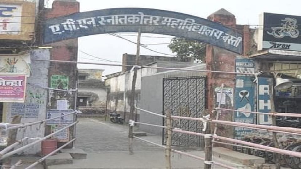 Fierce fight between two groups of students in Basti