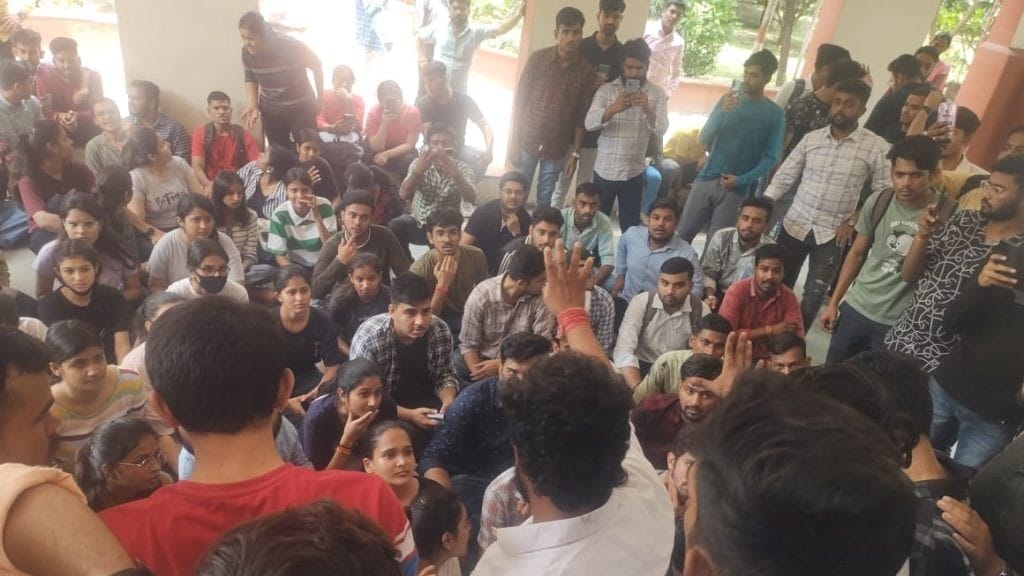 davv mba result fail students protest in indore