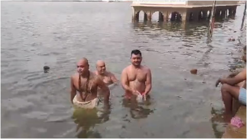 Devotees take a dip of faith in the holy lake of Pushkar on Amavasya