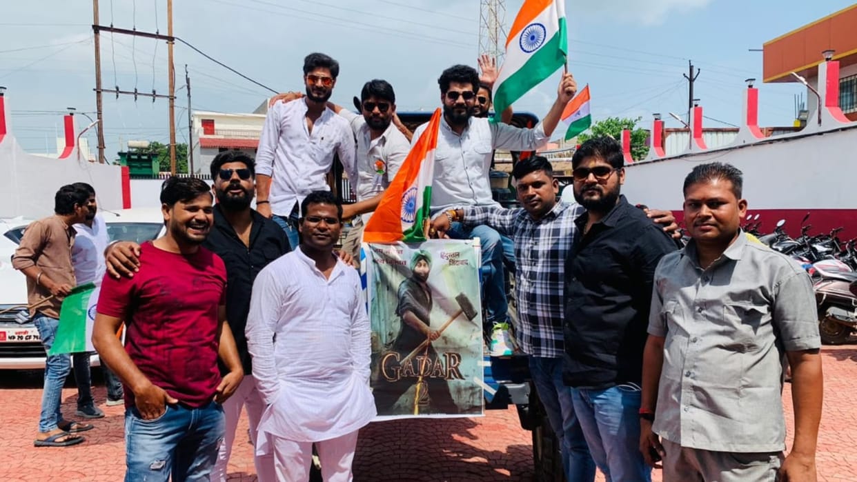 Damoh News: Youth reached the cinema hall with tractors and drums to watch 'Gadar 2', people were surprised