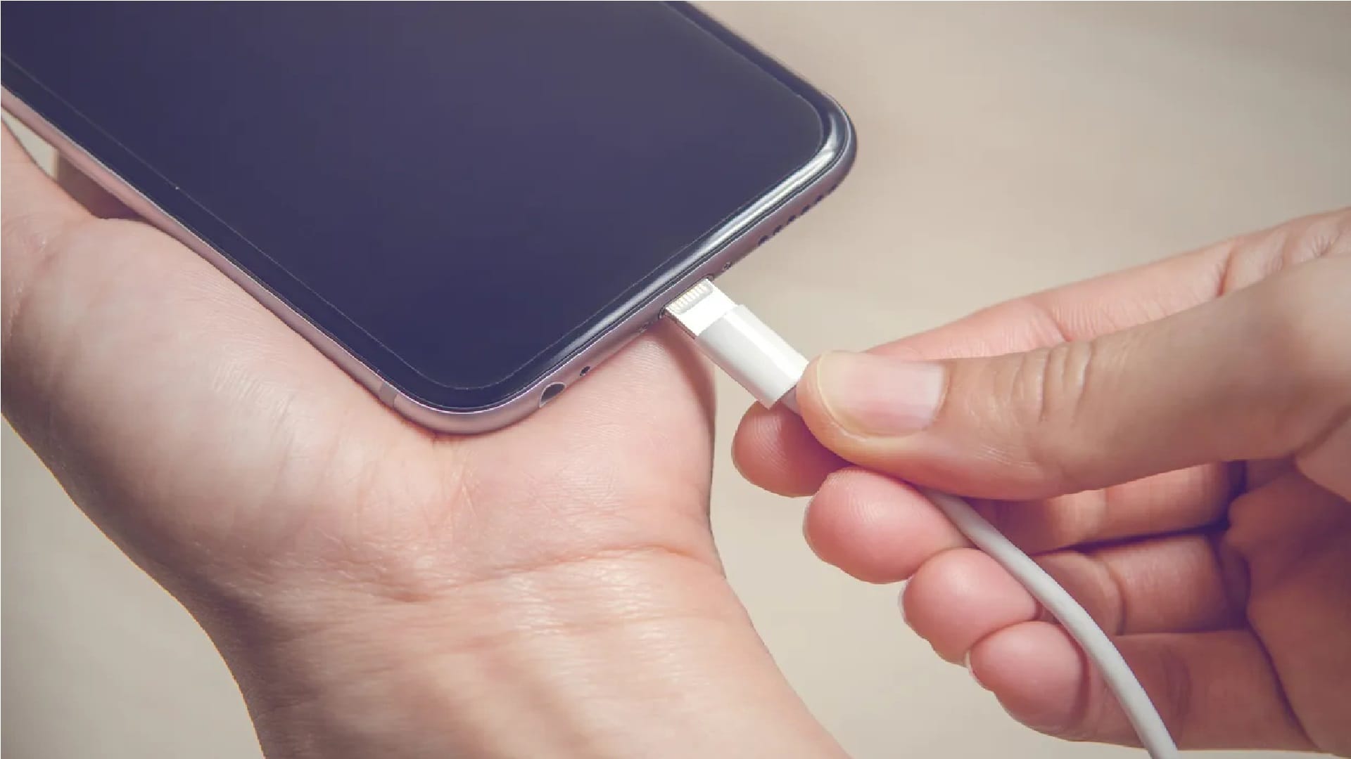 Apple Issues Warning About Overnight iPhone Charging details in hindi