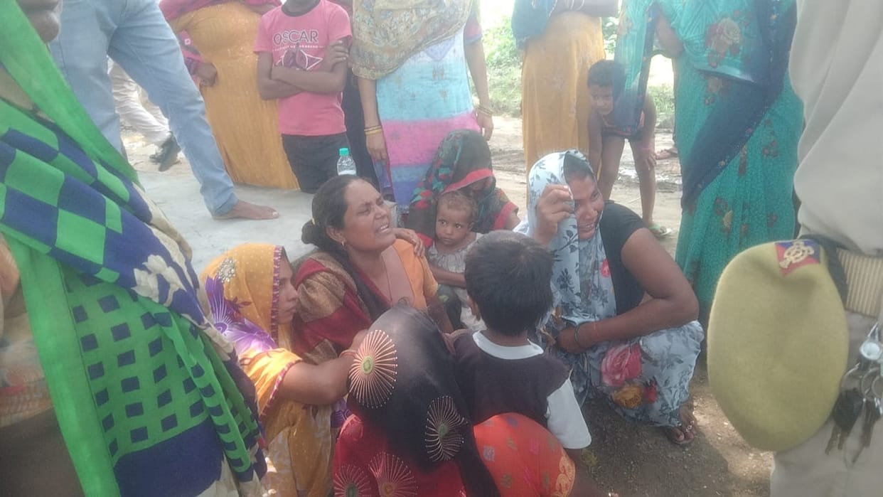 Hardoi accident, High speed tractor became uncontrolled, hydraulic mixer machine overturned, laborer killed an